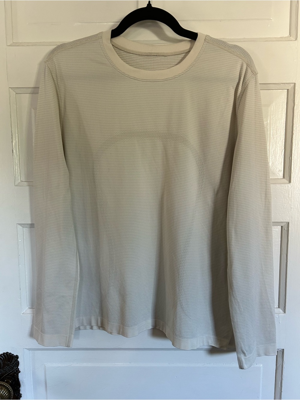 Lululemon Women’s Long-Sleeve Crew in Light Cream. Size 10